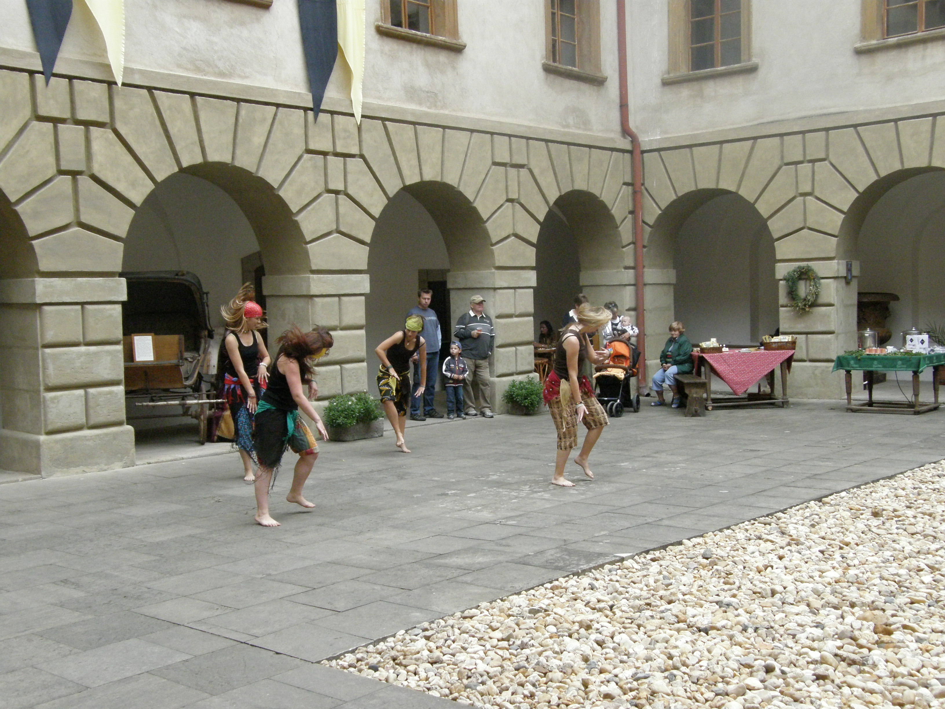 falisha dancers-afro- staré hrady a zámky